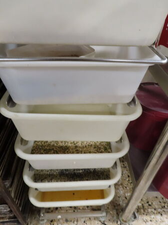 8 stk. reoler og stikvogne med indhold