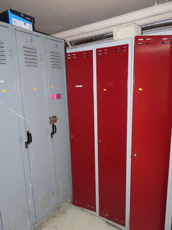 3 stk. omklædningsskabe, hver med 2 rum