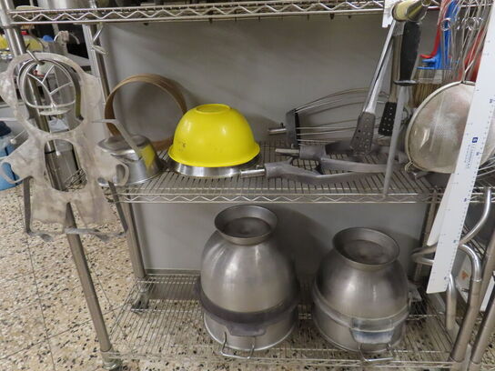 2 stk. reoler med indhold