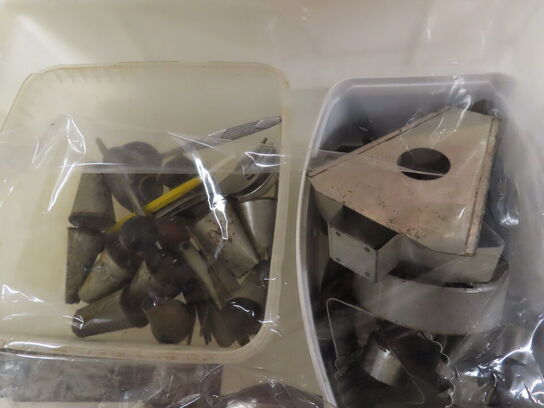 8 stk. reoler og stikvogne med indhold