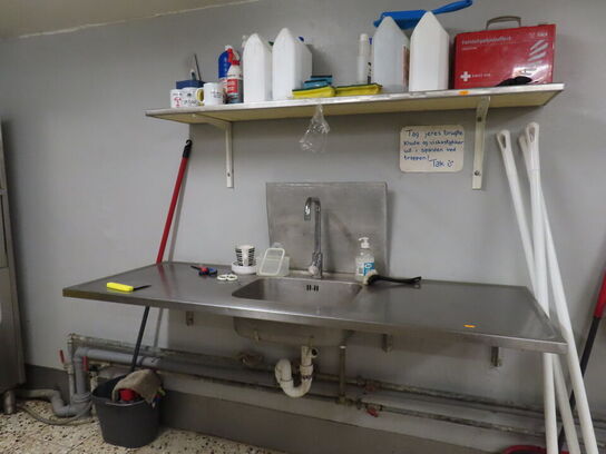 Vaskebord og hylde med indhold