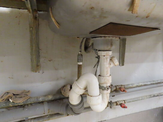 Vaskebord og hylde med indhold