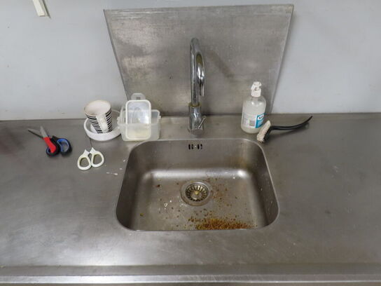 Vaskebord og hylde med indhold