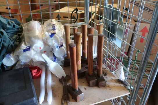 Engangsservice, stolebetræk, bukser, trøjer m.m.