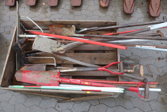 Diverse skovle, afrettere m.v. 