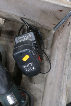 Rundsav, vinkelsliber samt batteri og lader