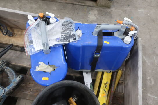 2 stk. vaskestationer, lamper, vaterpas m.v. 