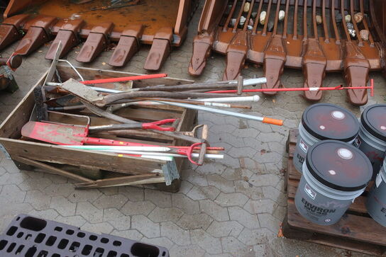 Diverse skovle, afrettere m.v. 