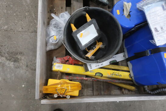 2 stk. vaskestationer, lamper, vaterpas m.v. 