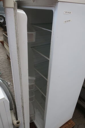 Vaskemaskine SCANDOMESTIC samt køleskab MATSUI