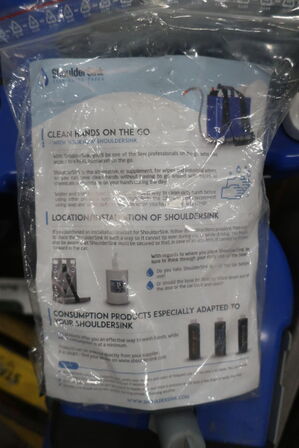 2 stk. vaskestationer, lamper, vaterpas m.v. 