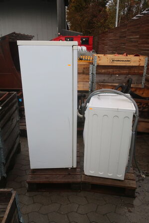 Vaskemaskine SCANDOMESTIC samt køleskab MATSUI