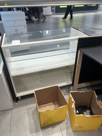 Butiksdiske og 2 stk. montre/displays