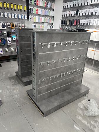 Salgsdisplays i grå inkl. bøjler