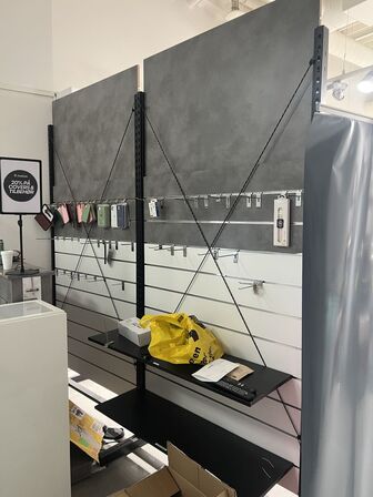 Salgsdisplays i grå inkl. bøjler