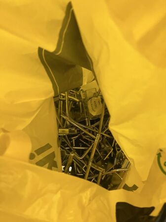 Salgsdisplays i grå inkl. bøjler