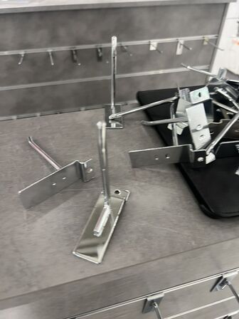 Salgsdisplays i grå inkl. bøjler