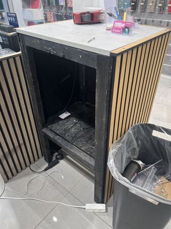 Butiksdiske og 2 stk. montre/displays