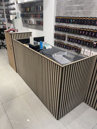 Butiksdiske og 2 stk. montre/displays