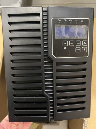 UPS anlæg RAU2000DTWLA 1800W