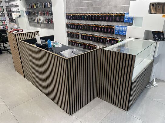 Butiksdiske og 2 stk. montre/displays