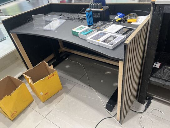 Butiksdiske og 2 stk. montre/displays