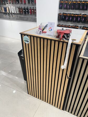 Butiksdiske og 2 stk. montre/displays