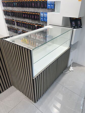 Butiksdiske og 2 stk. montre/displays