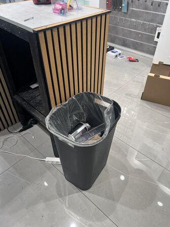 Butiksdiske og 2 stk. montre/displays