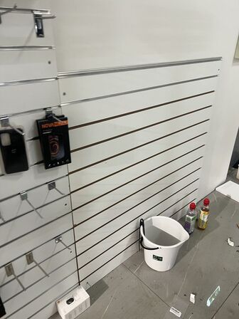 Salgsdisplays i grå inkl. bøjler