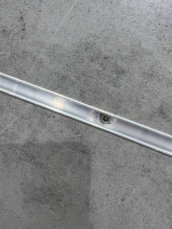 Salgsdisplays i grå inkl. bøjler