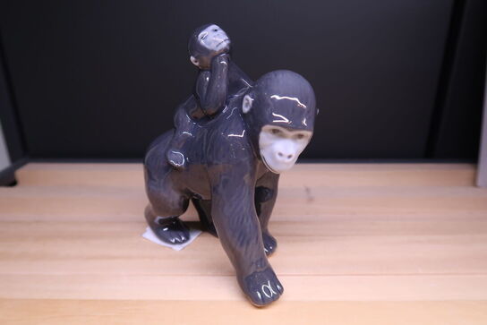 Royal Copenhagen årsfigur 2023 gorilla med baby