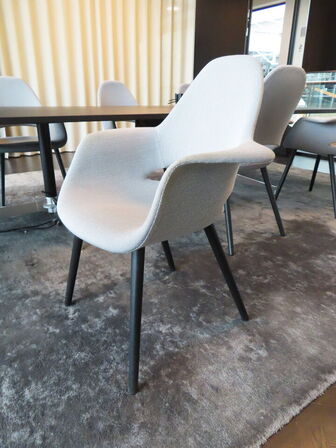 Konferencebord, HOLMRIS med 10 stole, VITRA Charles Eames & Eero Saarinen
