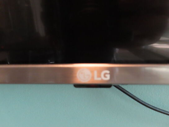 65" UHD TV, LG 65UV341C og YEALINK MeetingBar