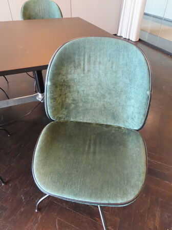 Konferencebord, 2-delt HOLMRIS med 10 stole GUBI Beetle