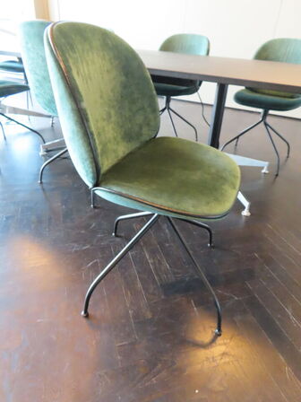 Konferencebord, 2-delt HOLMRIS med 10 stole GUBI Beetle
