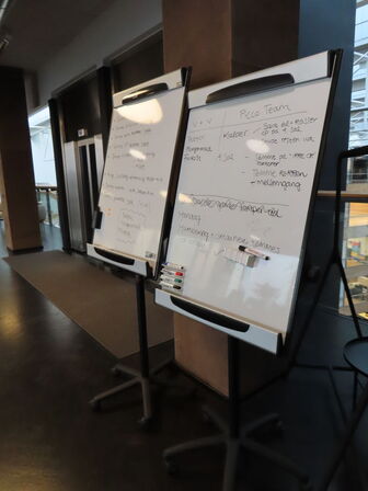 2 stk. whiteboard, glasmagnet tavle og tøjstativ