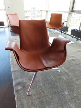 Loungesæt, 4 stk. stole WALTER KNOLL, Jørgen Kastholm, sofabord GUBI Pedrera og bakkebord BLOOMINGVILLE Lucca