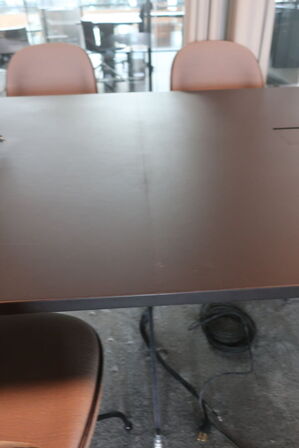 Konferencebord, HOLMRIS med 8 stole GUBI Beetle
