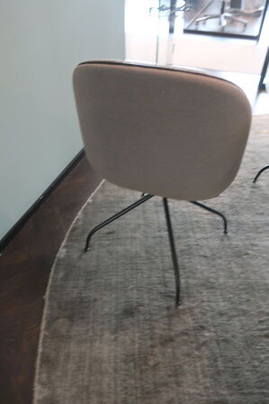 Konferencebord, ANDREU WORLD med 4 stole, GUBI Beetle