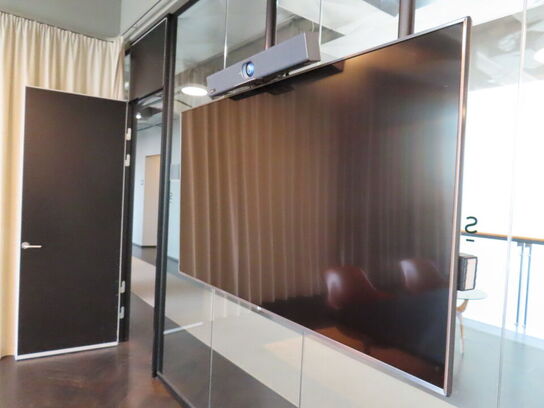 65" UHD TV, LG 65UV341C og YEALINK MeetingBar