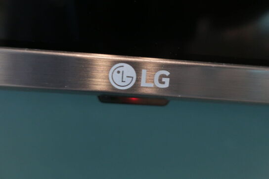 65" UHD TV, LG 65UV341C og YEALINK MeetingBar