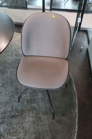 Konferencebord, ANDREU WORLD med 4 stole, GUBI Beetle