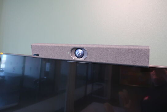 65" UHD TV, LG 65UV341C og YEALINK MeetingBar