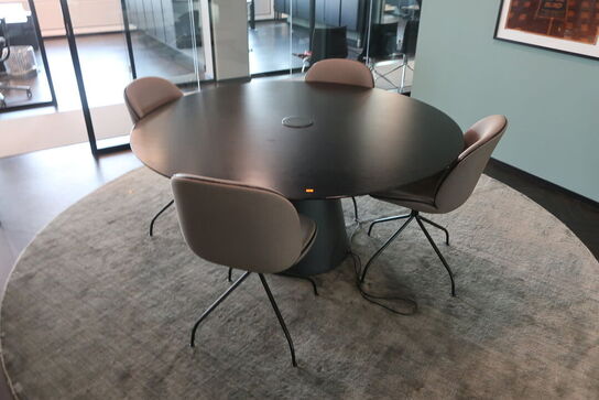Konferencebord, ANDREU WORLD med 4 stole, GUBI Beetle