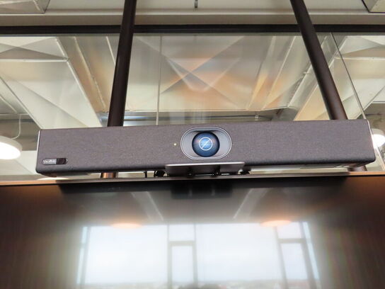 65" UHD TV, LG 65UV341C og YEALINK MeetingBar
