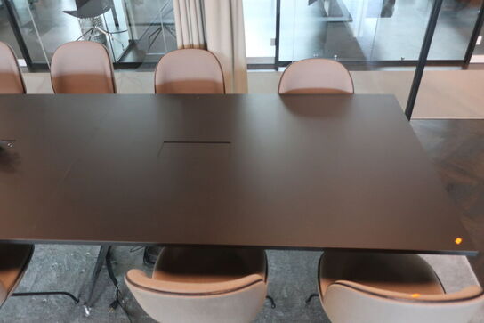 Konferencebord, HOLMRIS med 8 stole GUBI Beetle