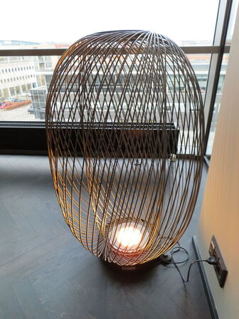 Gulvlampe, PARACHILNA ANWAR, designer Stephen Burks