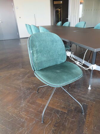 Konferencebord, 2-delt HOLMRIS med 10 stole GUBI Beetle