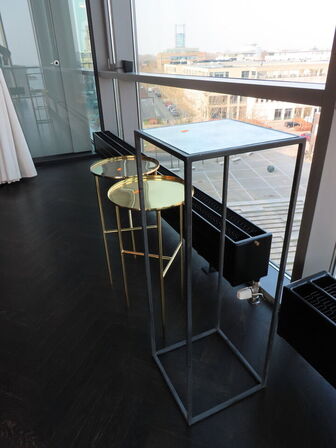 2 stk. sideborde BLOOMINGVILLE Pretty samt piedestal